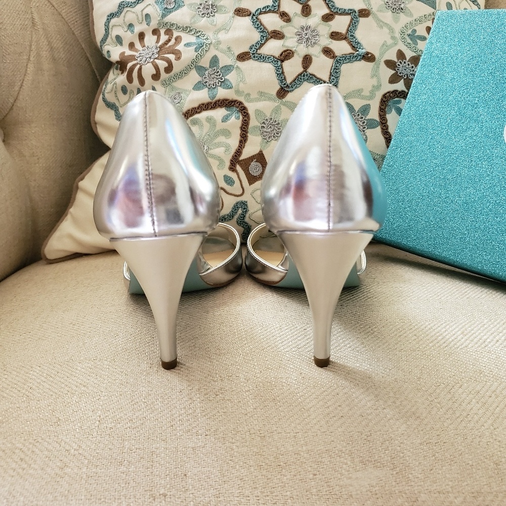 NWT, POLISHED SILVER BETSEY JOHNSON LEATHER SHOES.  Size 8.5 approx 3 inch heels - Picture 2 of 9